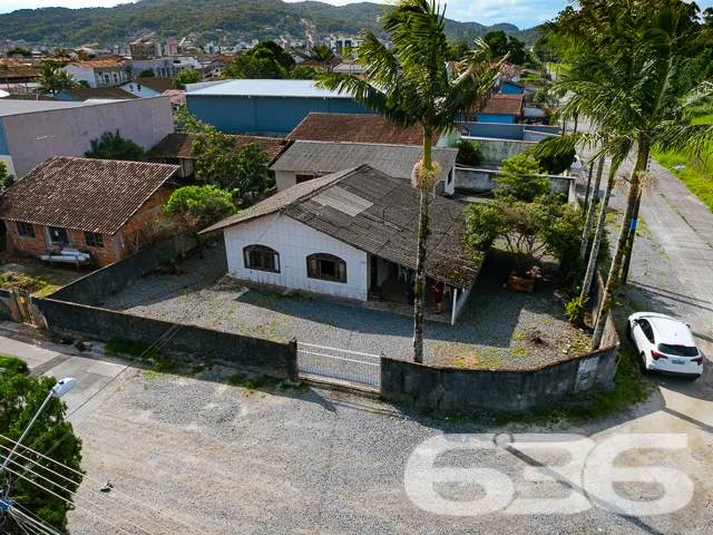 VENDE-SE DUAS CASAS EM UM TERRENO DE ESQUINA NO BA