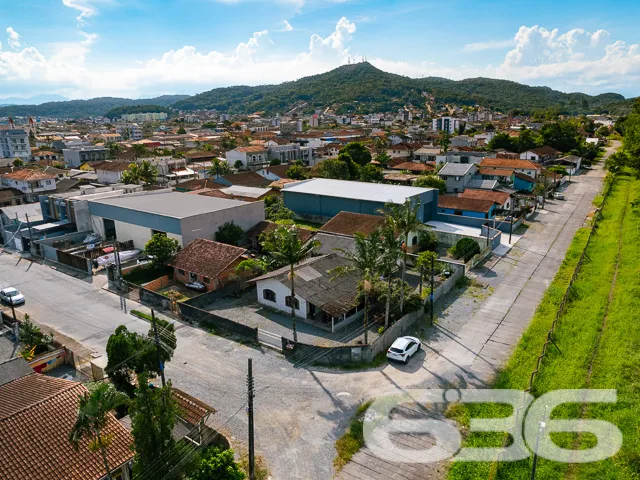 VENDE-SE DUAS CASAS EM UM TERRENO DE ESQUINA NO BA