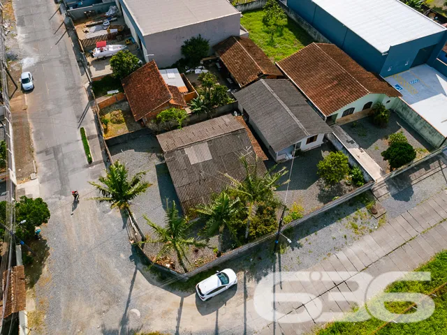 VENDE-SE DUAS CASAS EM UM TERRENO DE ESQUINA NO BA