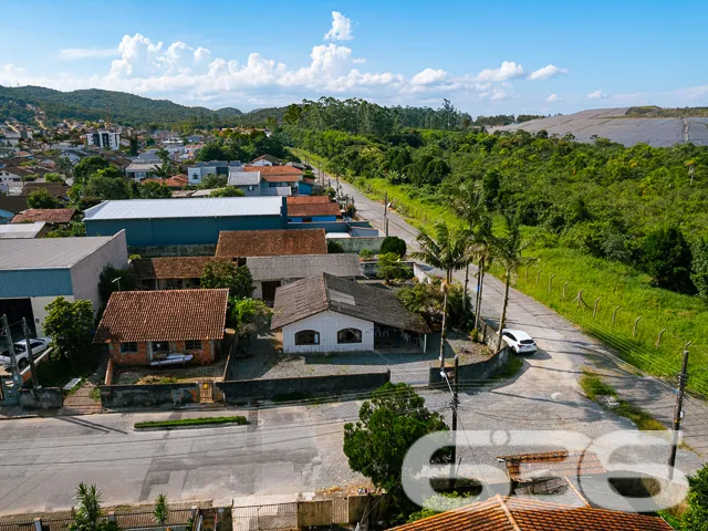 VENDE-SE DUAS CASAS EM UM TERRENO DE ESQUINA NO BA