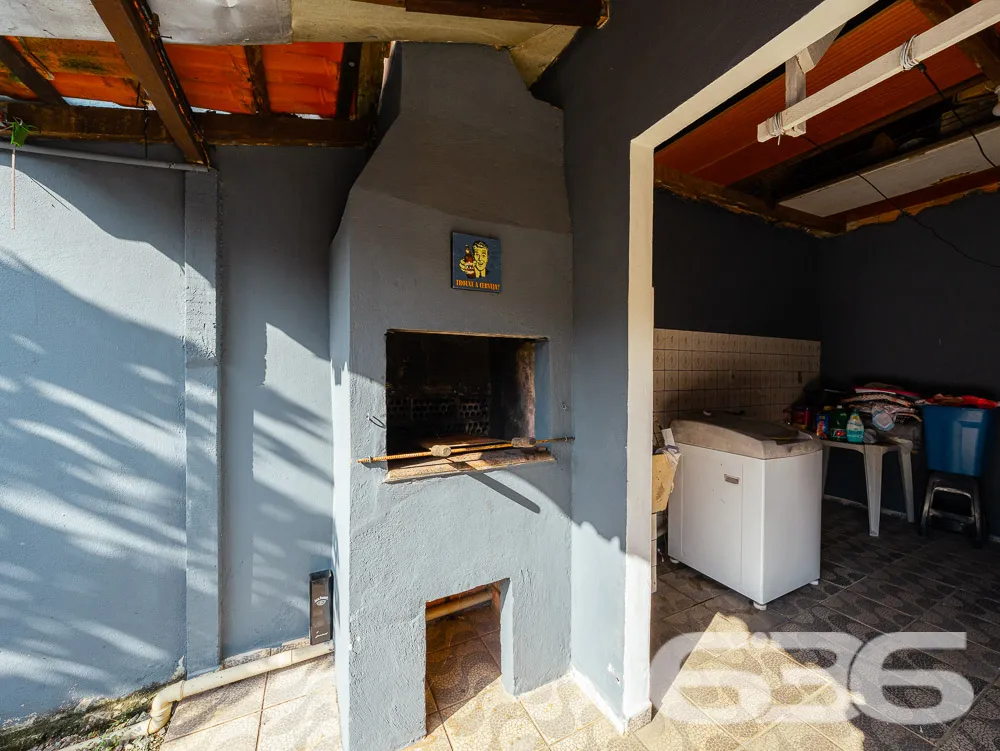 TERRENO COM DUAS CASAS À VENDA EM JOINVILLE - ESTU