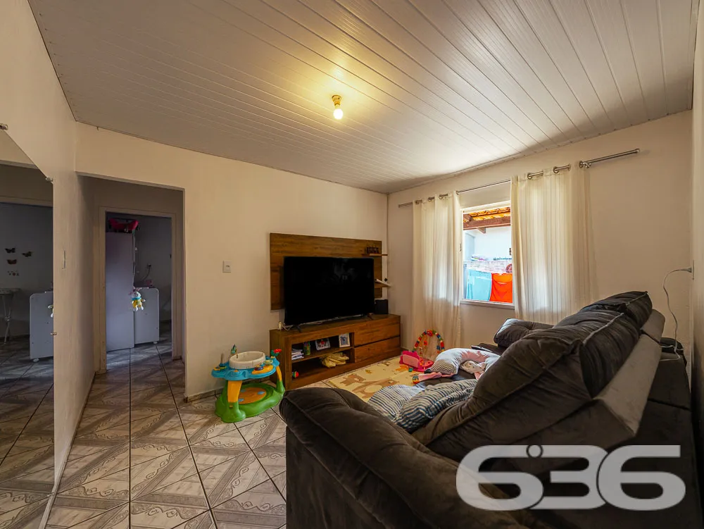 TERRENO COM DUAS CASAS À VENDA EM JOINVILLE - ESTU