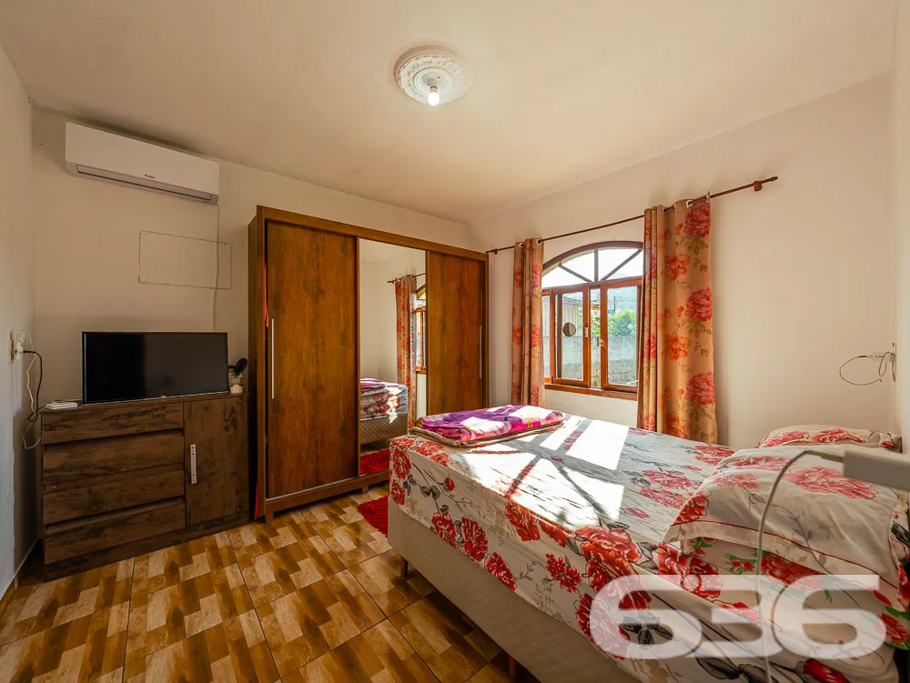 TERRENO COM DUAS CASAS À VENDA EM JOINVILLE - ESTU