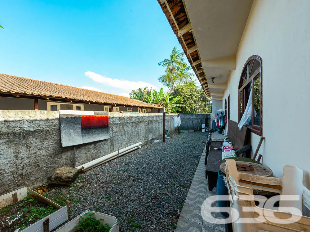 TERRENO COM DUAS CASAS À VENDA EM JOINVILLE - ESTU