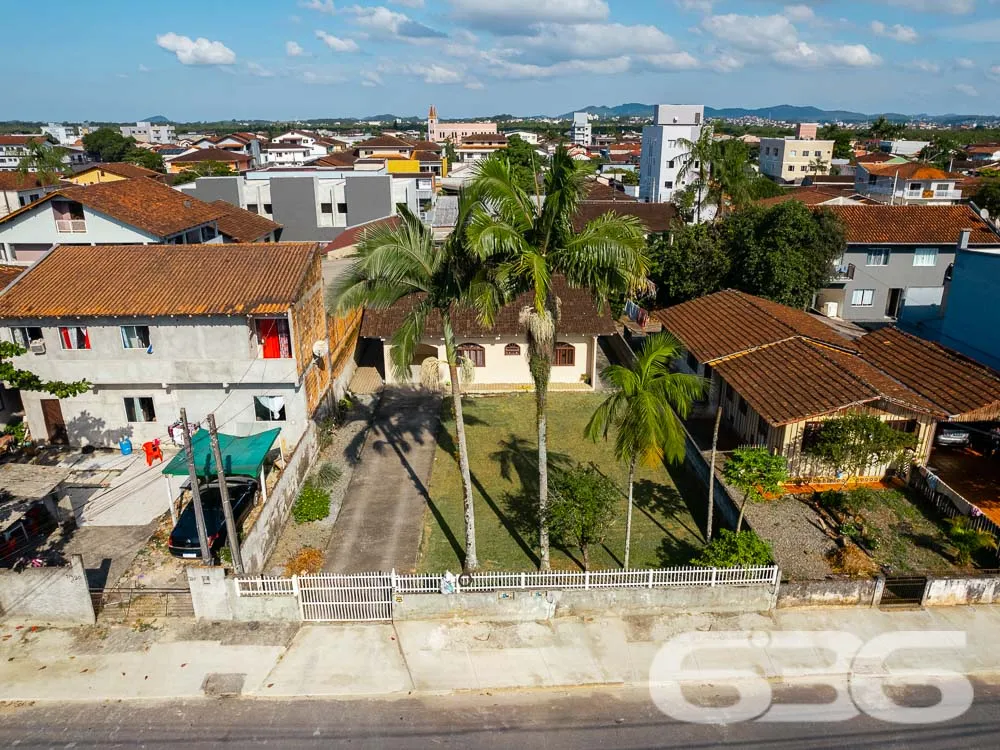 TERRENO COM DUAS CASAS À VENDA EM JOINVILLE - ESTU