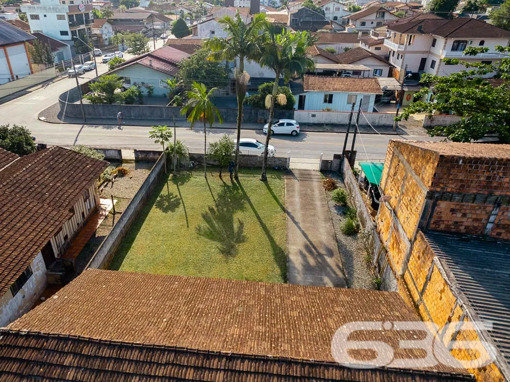TERRENO COM DUAS CASAS À VENDA EM JOINVILLE - ESTU