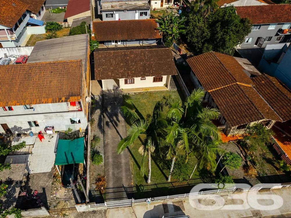 TERRENO COM DUAS CASAS À VENDA EM JOINVILLE - ESTU