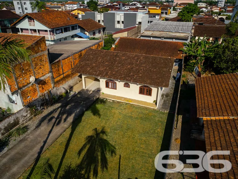 TERRENO COM DUAS CASAS À VENDA EM JOINVILLE - ESTU
