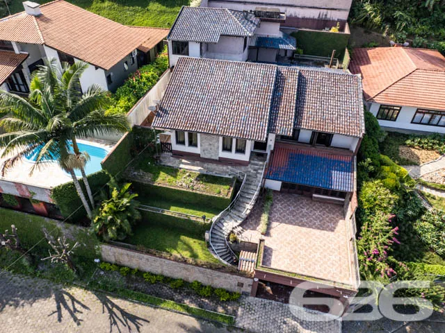 BELĂSSIMA  CASA COM ĂREA DE LAZER NO BAIRRO BOM RE