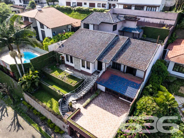 BELĂSSIMA  CASA COM ĂREA DE LAZER NO BAIRRO BOM RE