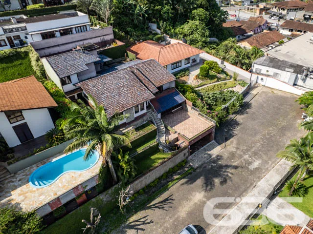 BELĂSSIMA  CASA COM ĂREA DE LAZER NO BAIRRO BOM RE