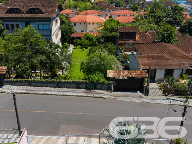 VENDE-SE TERRENO AMPLO E PRONTO PARA CONSTRUIR NO