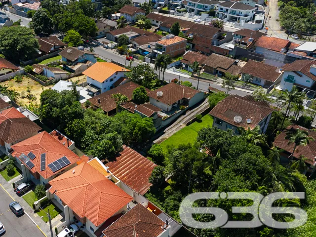 VENDE-SE TERRENO AMPLO E PRONTO PARA CONSTRUIR NO