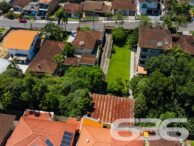 VENDE-SE TERRENO AMPLO E PRONTO PARA CONSTRUIR NO