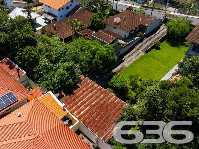 VENDE-SE TERRENO AMPLO E PRONTO PARA CONSTRUIR NO