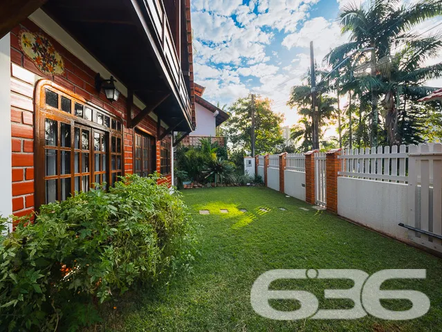 Descubra o encanto dessa residência padrão sobrado