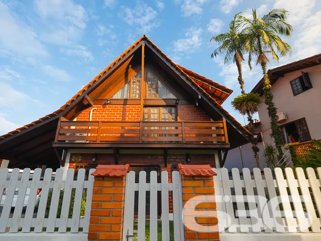 Descubra o encanto dessa residência padrão sobrado