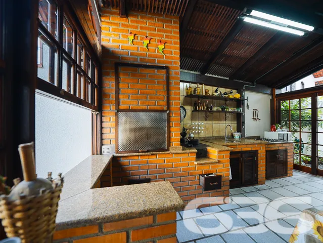 Descubra o encanto dessa residência padrão sobrado