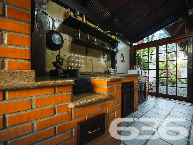 Descubra o encanto dessa residência padrão sobrado