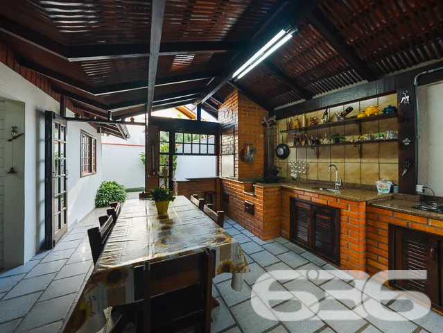 Descubra o encanto dessa residência padrão sobrado