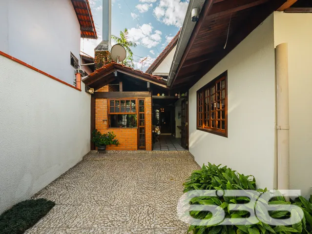 Descubra o encanto dessa residência padrão sobrado