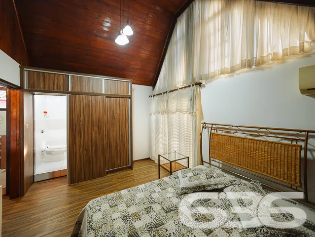 Descubra o encanto dessa residência padrão sobrado