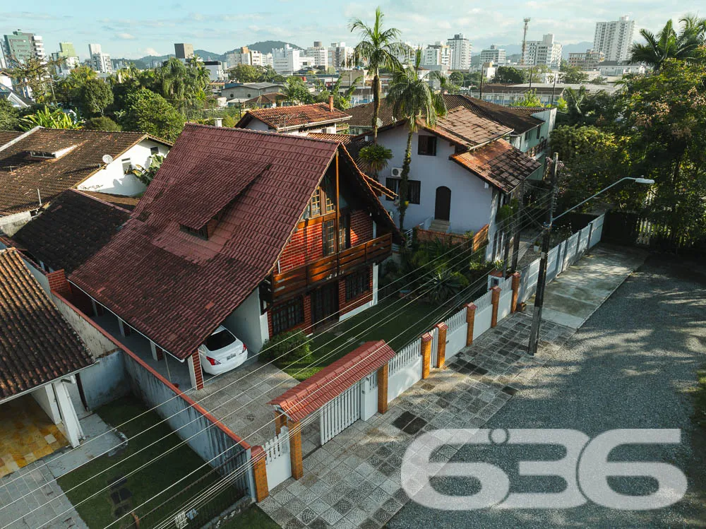 Descubra o encanto dessa residência padrão sobrado