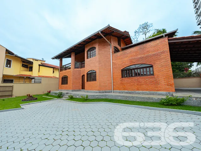 BAIRRO ANITA GARIBALDI: CASA ESTILO GERMÂNICO COM 