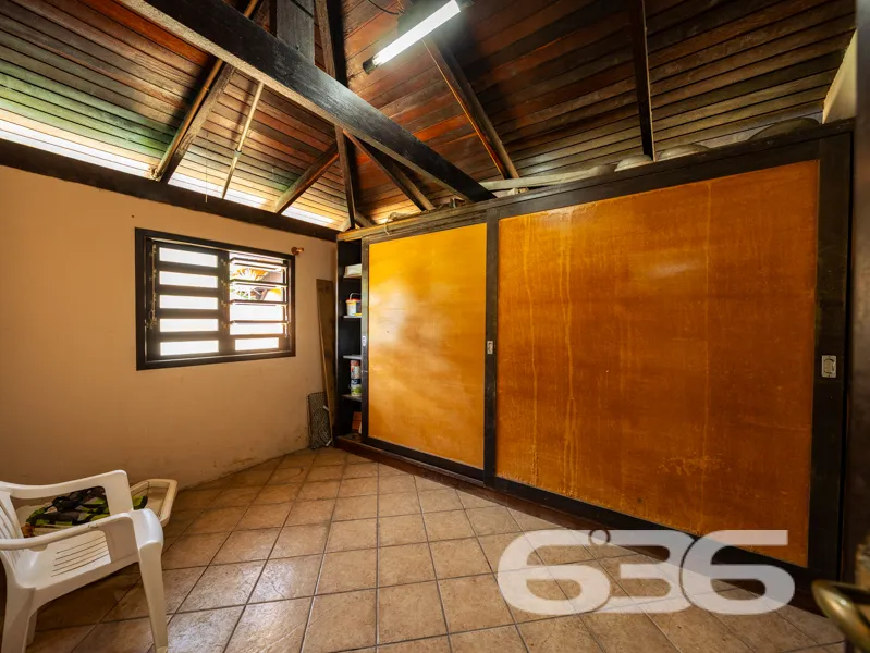 CASA TÉRREA COM 235m², 4 QUARTOS E GARAGEM ESPAÇOS
