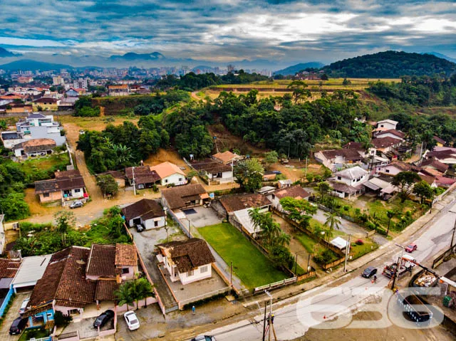 VENDE-SE TERRENO AMPLO E PRONTO PARA CONSTRUIR NO