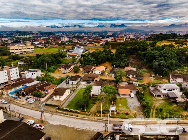 VENDE-SE TERRENO AMPLO E PRONTO PARA CONSTRUIR NO