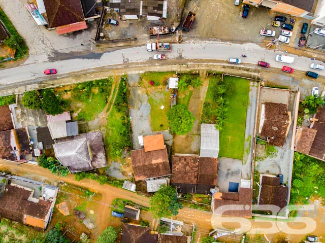 VENDE-SE TERRENO AMPLO E PRONTO PARA CONSTRUIR NO