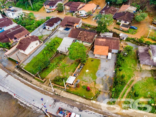 VENDE-SE TERRENO AMPLO E PRONTO PARA CONSTRUIR NO