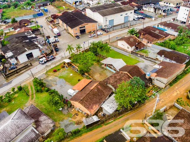 VENDE-SE TERRENO AMPLO E PRONTO PARA CONSTRUIR NO