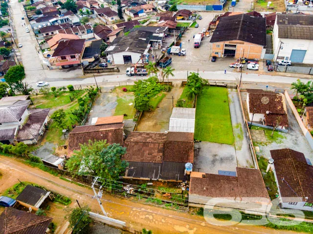 VENDE-SE TERRENO AMPLO E PRONTO PARA CONSTRUIR NO