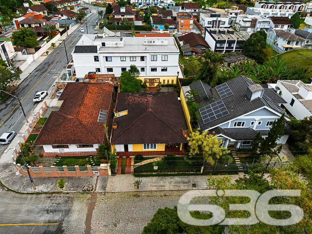 Charmosa residência térrea com amplo espaço e loca