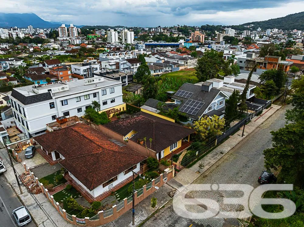 Charmosa residência térrea com amplo espaço e loca