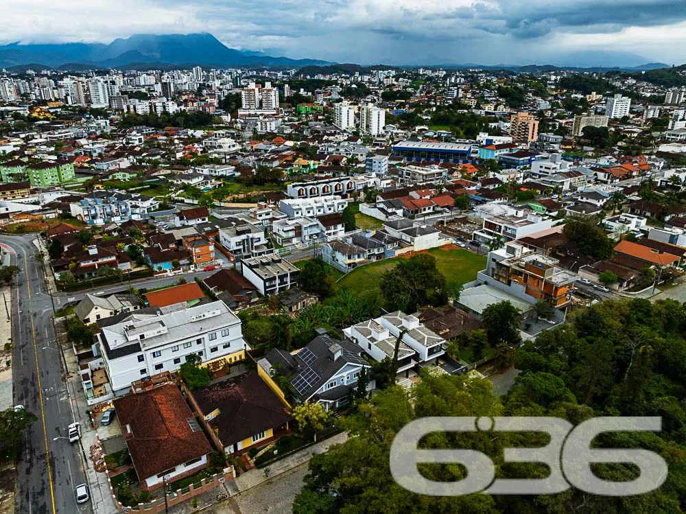 Charmosa residência térrea com amplo espaço e loca