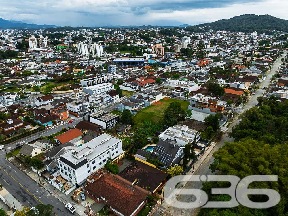 Charmosa residência térrea com amplo espaço e loca