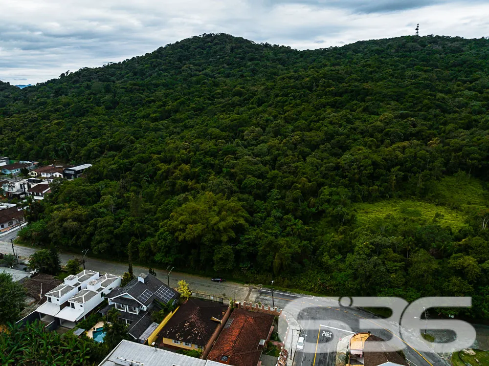 Charmosa residência térrea com amplo espaço e loca