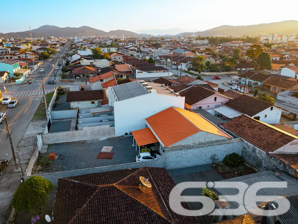 IMÓVEL COM 3 QUARTOS NO BAIRRO IRIRIÚ - ESTUDA PER
