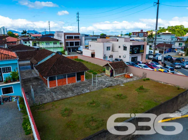 Casa Espaçosa com Potencial Comercial no Iririú, J