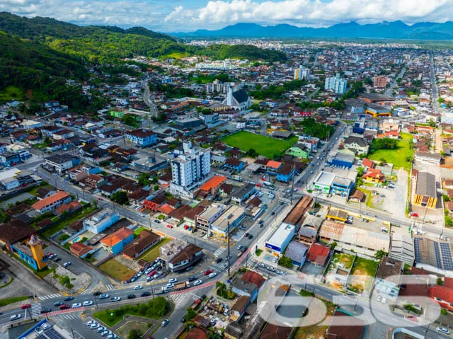 Casa Espaçosa com Potencial Comercial no Iririú, J