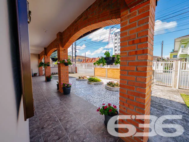 Casa Espaçosa com Potencial Comercial no Iririú, J