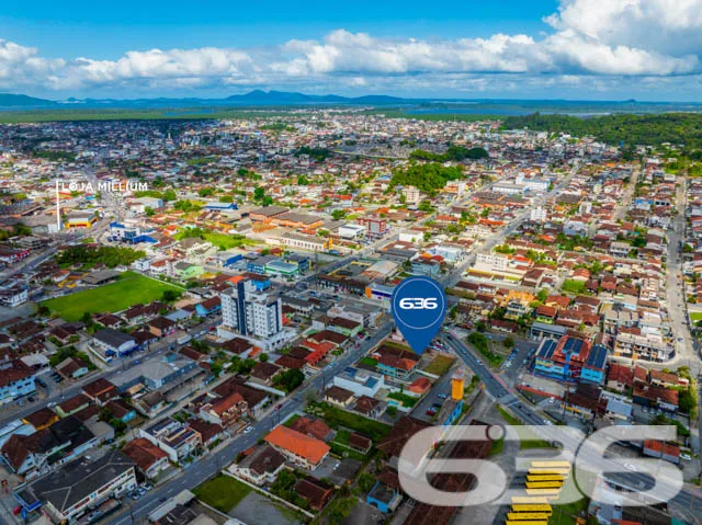 Casa Espaçosa com Potencial Comercial no Iririú, J