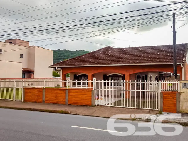 Casa Espaçosa com Potencial Comercial no Iririú, J