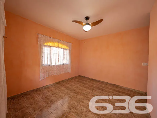 Casa Espaçosa com Potencial Comercial no Iririú, J