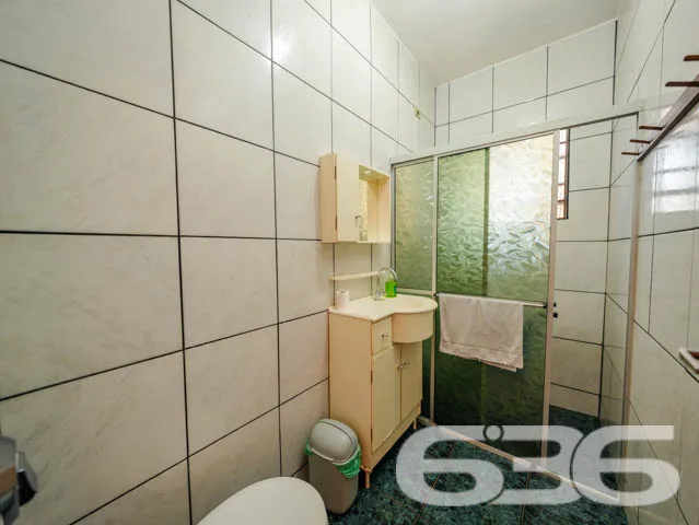 Casa Espaçosa com Potencial Comercial no Iririú, J