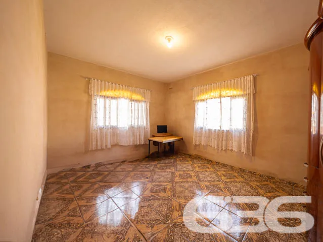 Casa Espaçosa com Potencial Comercial no Iririú, J