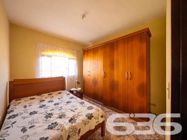 Casa Espaçosa com Potencial Comercial no Iririú, J